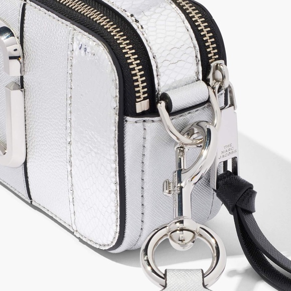 BNWT Marc Jacobs The Snapshot Metallic Striped Crossbody Bag in Silver - Picture 4 of 12